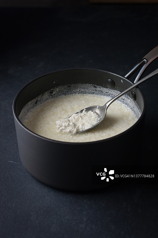 制作奶酪：第一步，平底锅中凝结的牛奶图片素材
