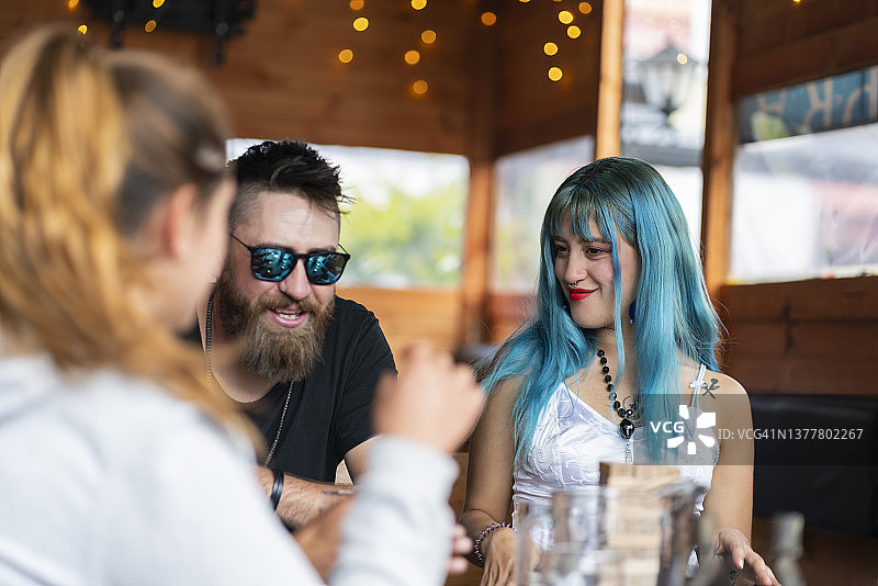 一群年轻的朋友在餐厅酒吧分享美好时光图片素材