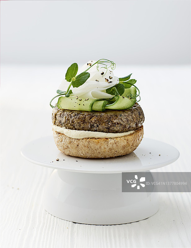 开口发芽的豆类汉堡，配以生腰果蛋黄酱，黄瓜和豌豆苗图片素材
