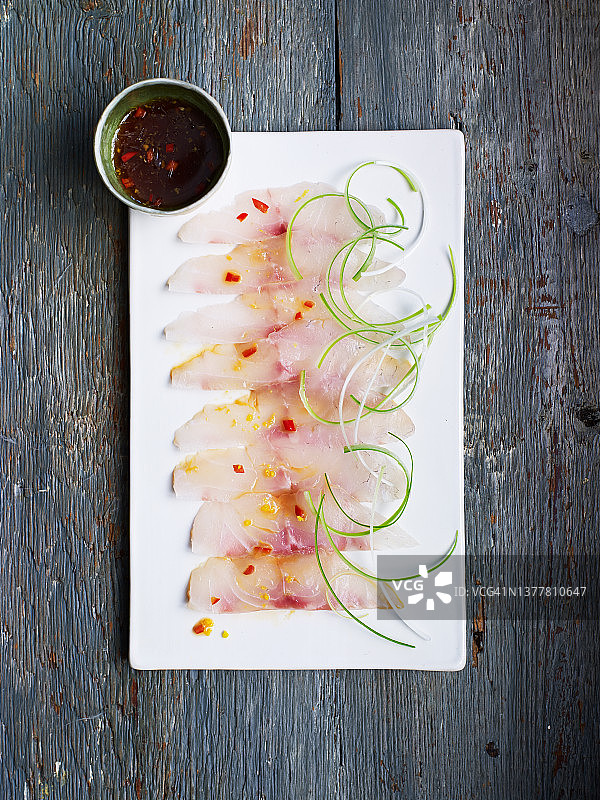薄片生鱼片配辛辣酱油调味汁图片素材