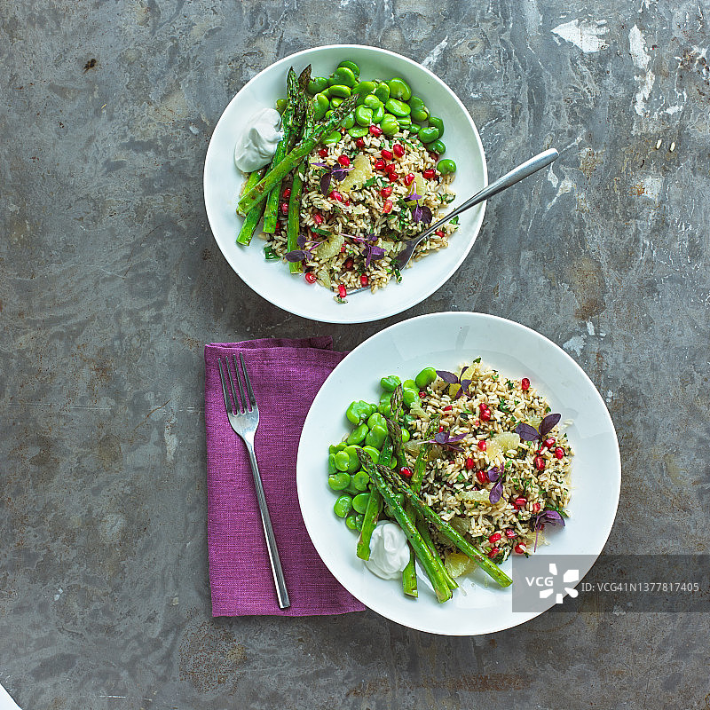 香菜薄荷米饭配芦笋石榴籽图片素材