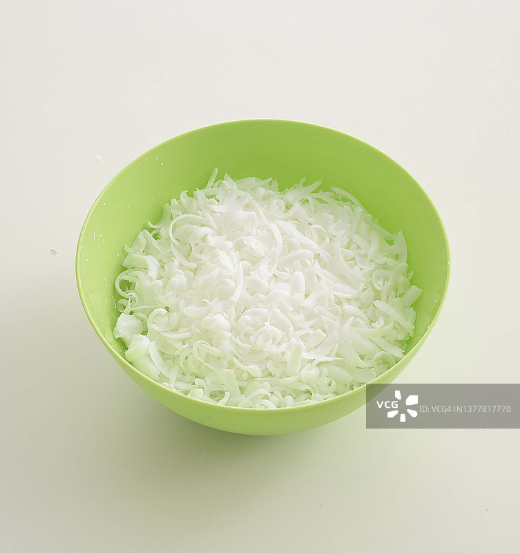 装有磨碎肥皂的绿色碗图片素材