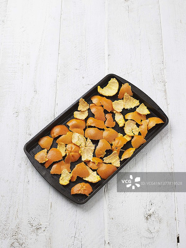 烤盘上准备放入烤箱的柑橘皮图片素材