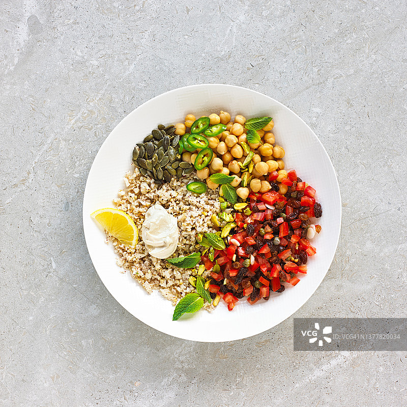 烤花椰菜古斯米葡萄干沙拉图片素材