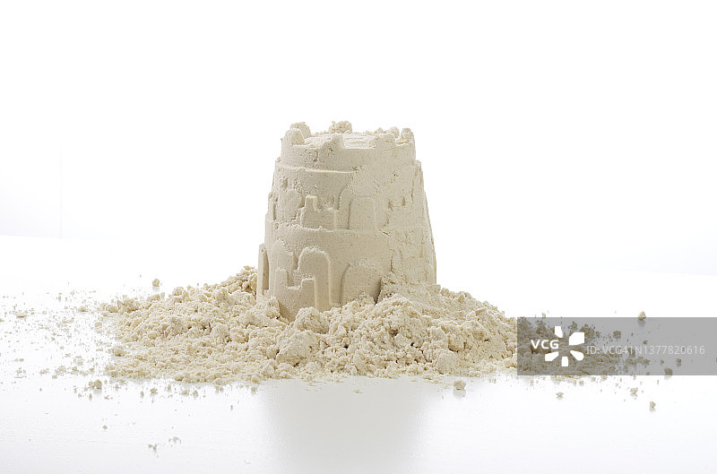 儿童制作沙堡玩沙子和风车图片素材