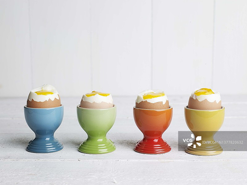 彩色蛋杯中的溏心蛋图片素材