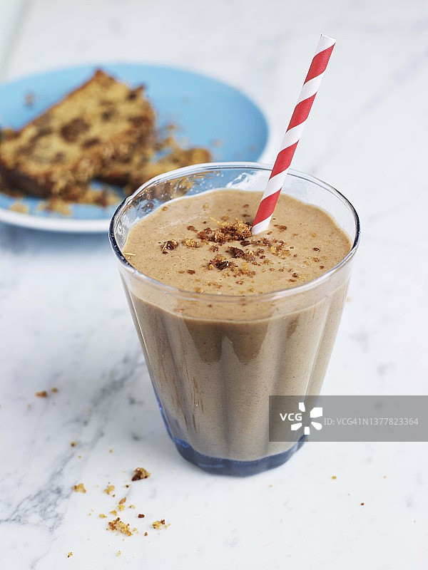 玻璃杯装蛋糕奶昔图片素材