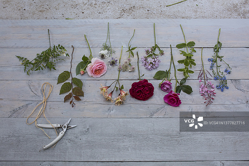 桌子上摆放的花束图片素材