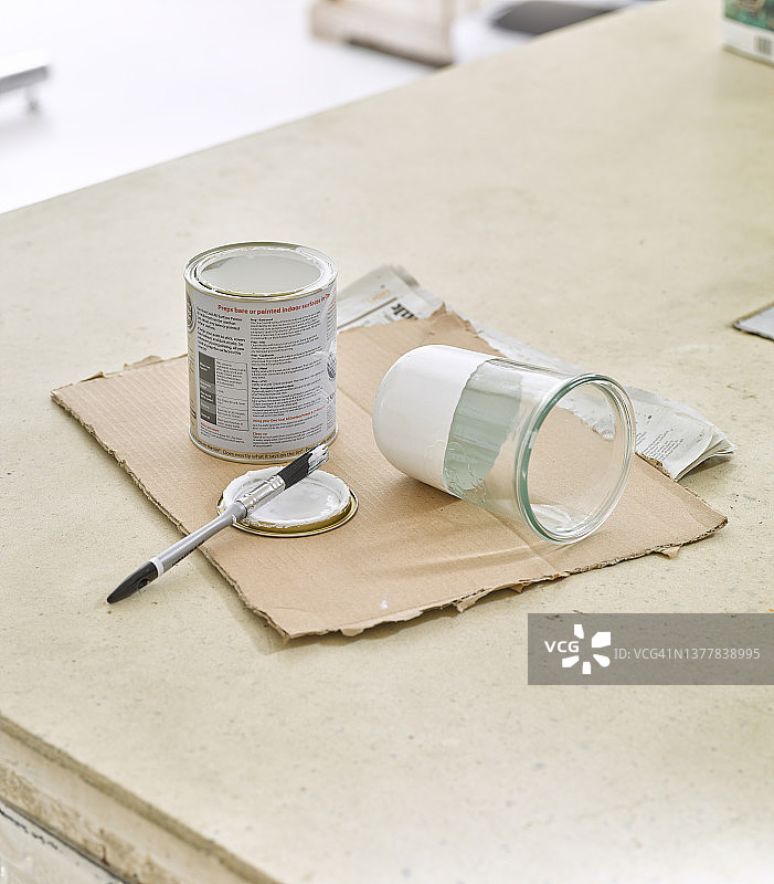 涂有多表面底漆的油漆罐，用于悬挂macrame花盆图片素材