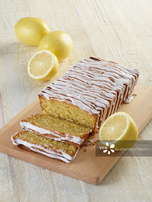 砧板上的柠檬细雨蛋糕和柠檬图片素材