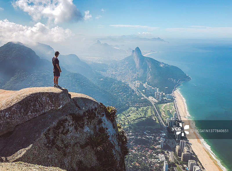 站在里约热内卢加维亚巨石之巅的男人图片素材
