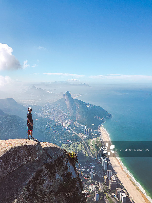 站在里约热内卢加维亚巨石之巅的男人图片素材
