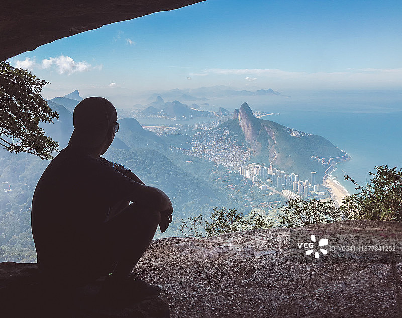 男子坐在里约热内卢观看风景图片素材