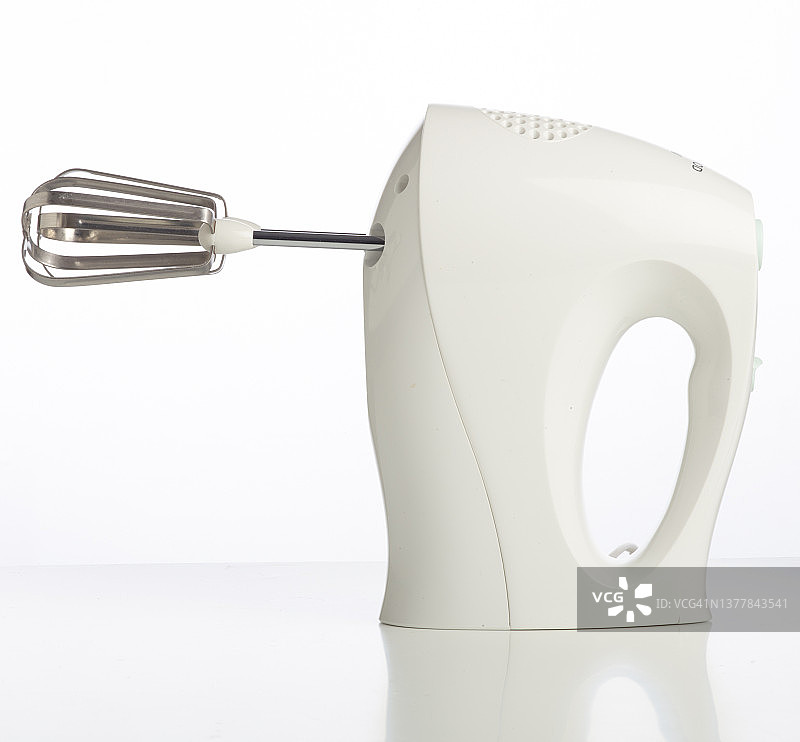 白色背景上的电动搅拌器图片素材