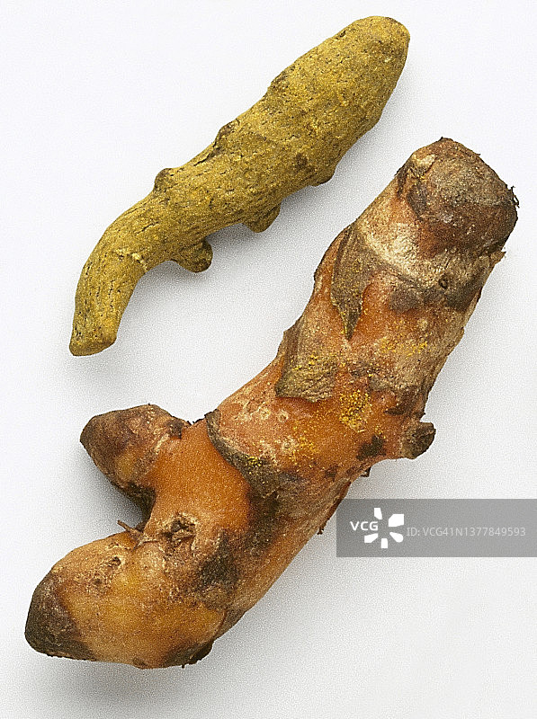 两个橙色瘤状姜黄根图片素材