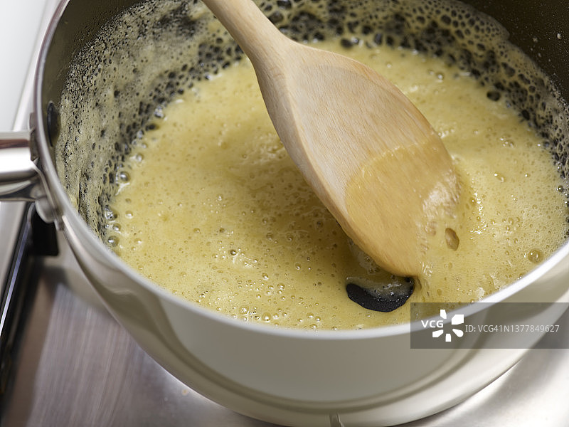 蔬菜千层面 - 在平底锅中融化黄油并拌入面粉制成面糊（步骤 4/7）图片素材