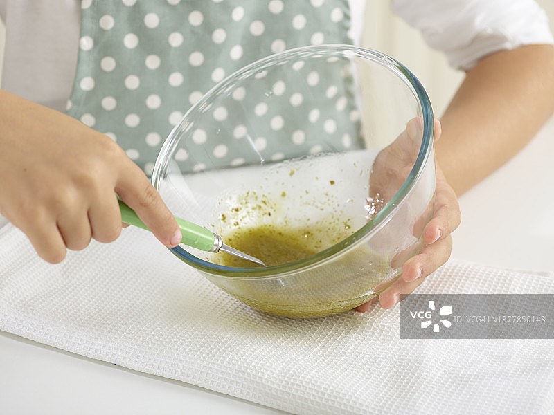 绿叶蔬菜沙拉—在玻璃碗中制作简易沙拉酱（步骤3/4）图片素材