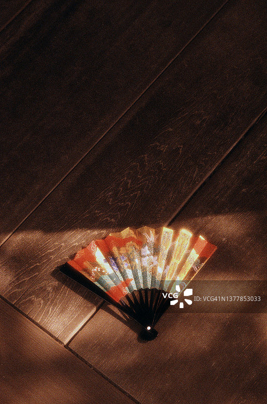 日式扇子放在木地板上图片素材