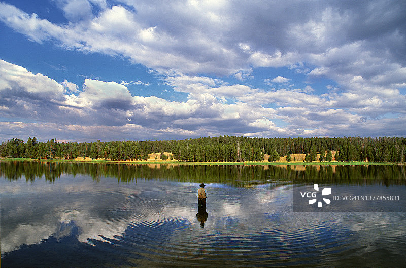 男子在河里钓鱼图片素材