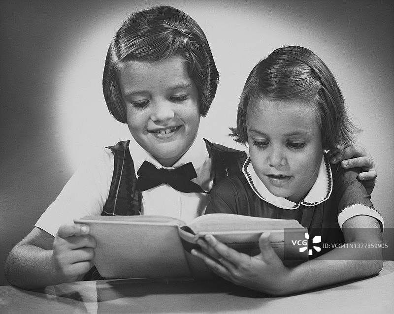 女生在读书图片素材