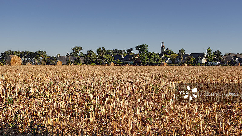 法国布列塔尼的军团村庄周围的夏季景观图片素材