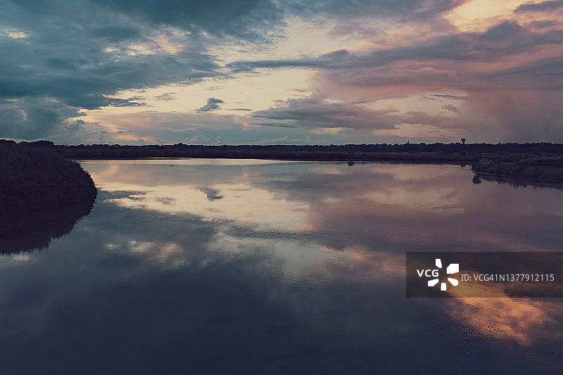 法国布列塔尼盖朗德附近泻湖上倒映的浪漫天空图片素材