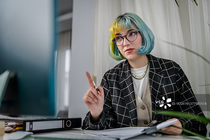 女商人从办公桌参加电话会议图片素材