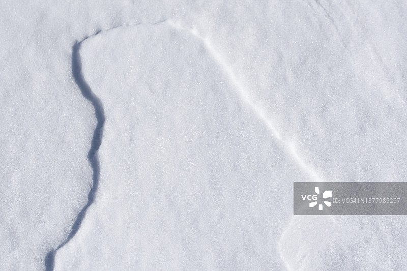 雪地上的浮雕几何形状图片素材