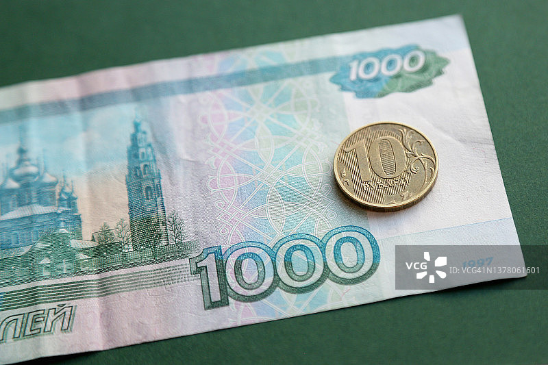 模糊的俄罗斯纸币背景下的10卢布硬币图片素材
