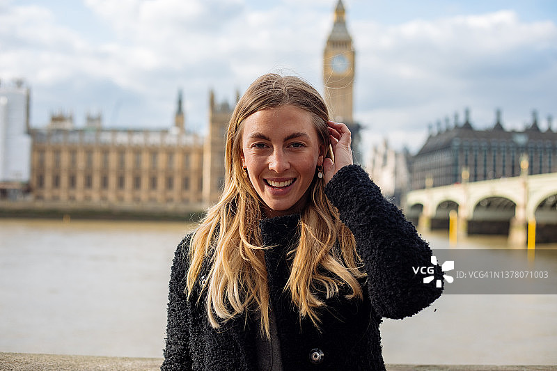 户外站立的年轻女人图片素材