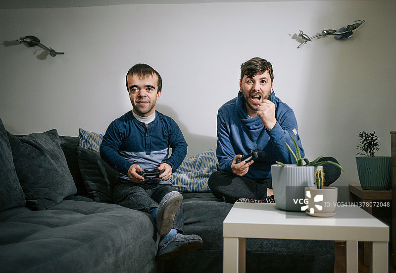 兴奋的朋友们玩电子游戏图片素材