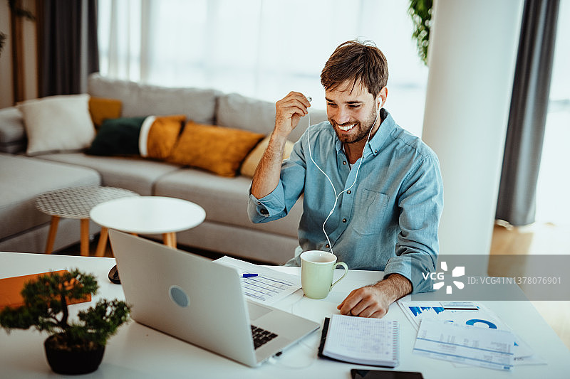 喝早咖啡和浏览互联网图片素材