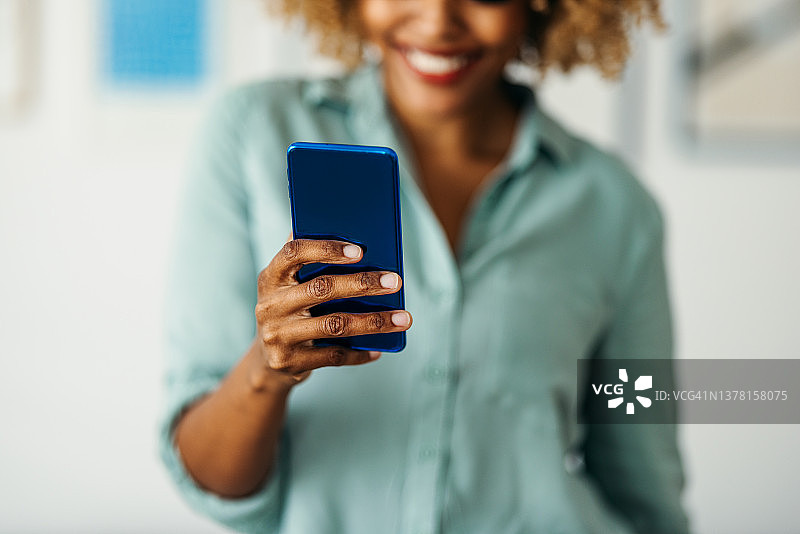 拿着智能手机的匿名女人图片素材