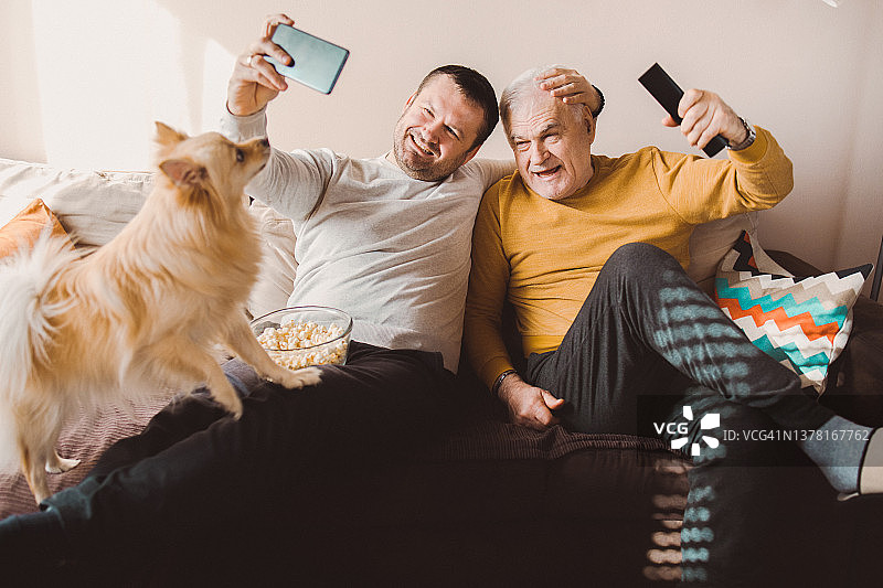 父子温馨时刻图片素材