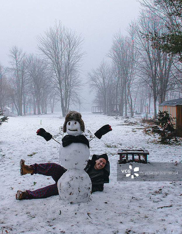 男人在卡沃瑟湖玩雪人图片素材