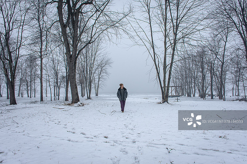 在雪地中行走的男人，卡沃萨湖区图片素材