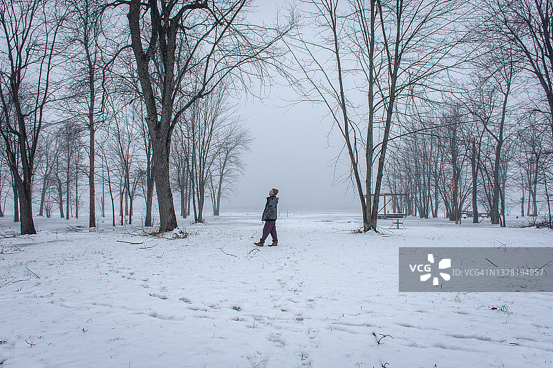 在雪地中行走的男人，卡沃萨湖区图片素材