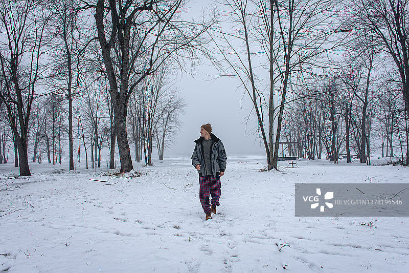 在雪地中行走的男人，卡沃萨湖区图片素材