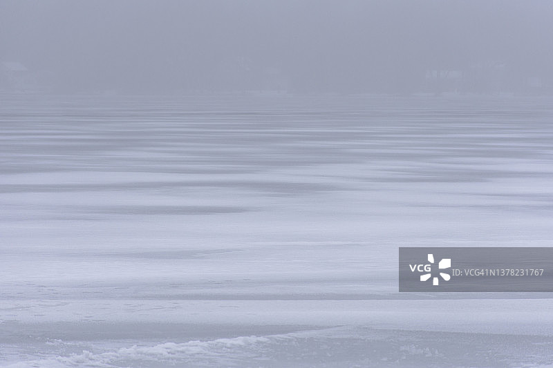 卡沃瑟湖冰冻湖面风光图片素材