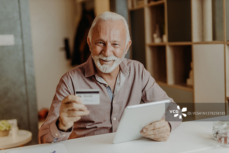 老年男人在线购物图片素材