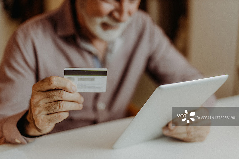 老年男人在线购物图片素材