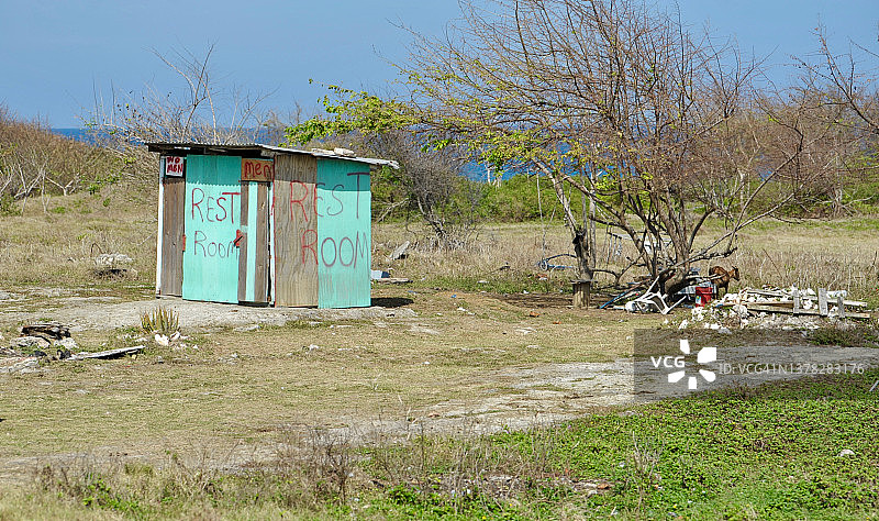 牙买加乡村公路旁的木制公共厕所图片素材