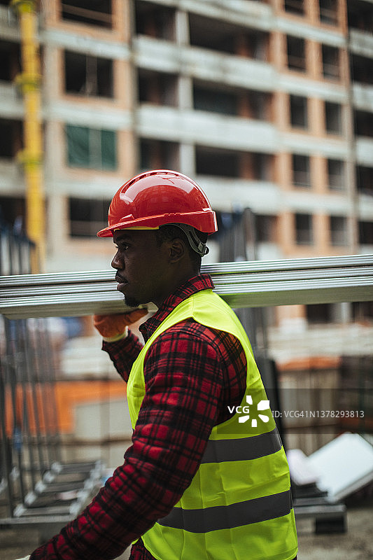 工人承担重任图片素材