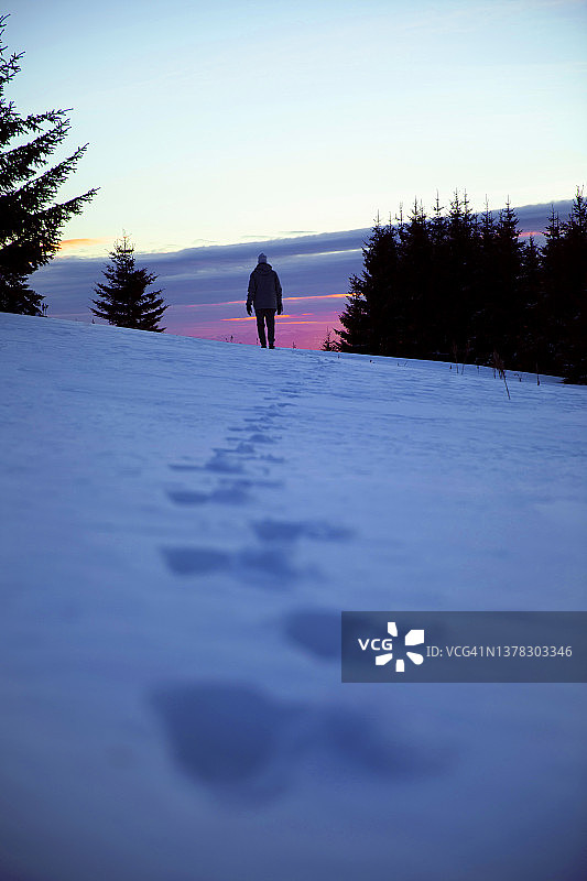 脚印在雪地图片素材