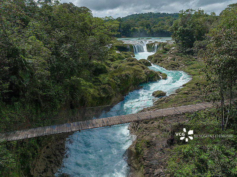 恰帕斯州拉斯努维斯瀑布之上的桥梁鸟瞰图图片素材