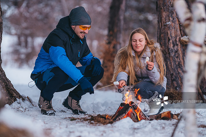 在明火上烤棉花糖图片素材