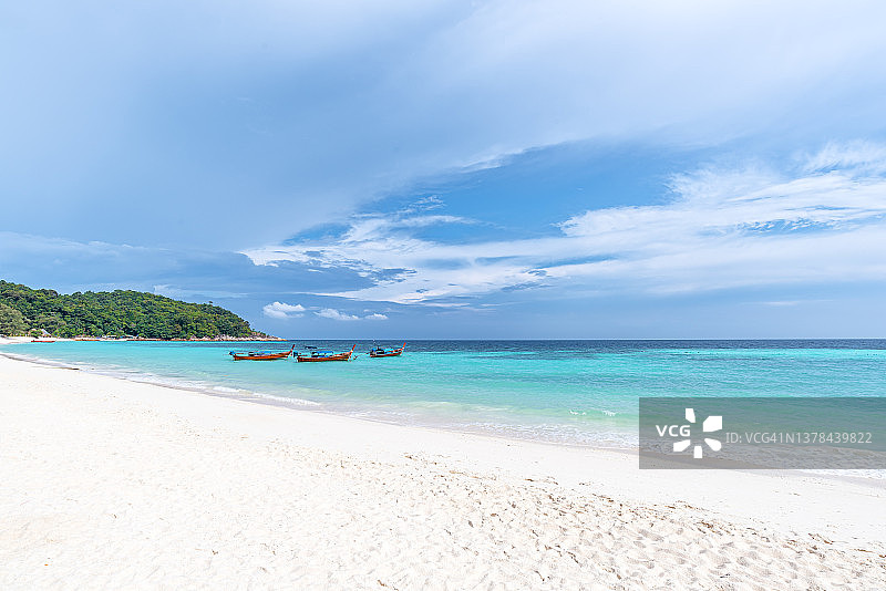 泰国丽贝岛与碧绿色的海洋美景图片素材