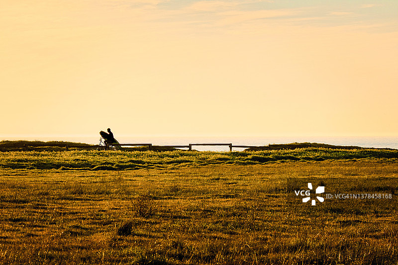 骑自行车沿海岸线冲浪的人图片素材