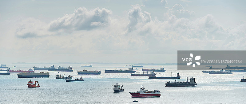 新加坡港口航行的集装箱船图片素材