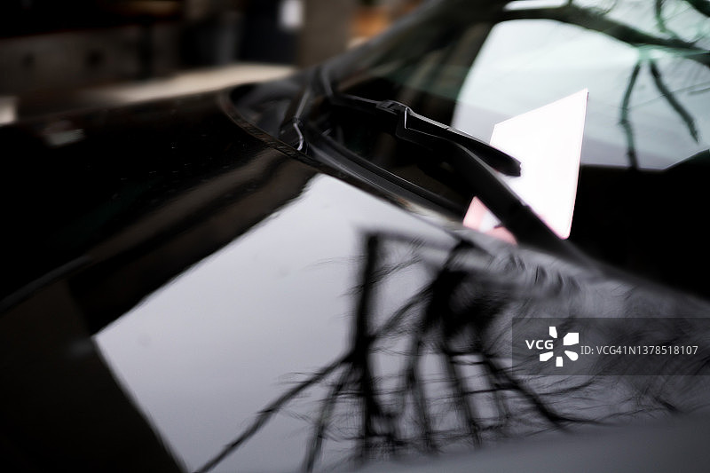 车辆挡风玻璃上的停车票图片素材